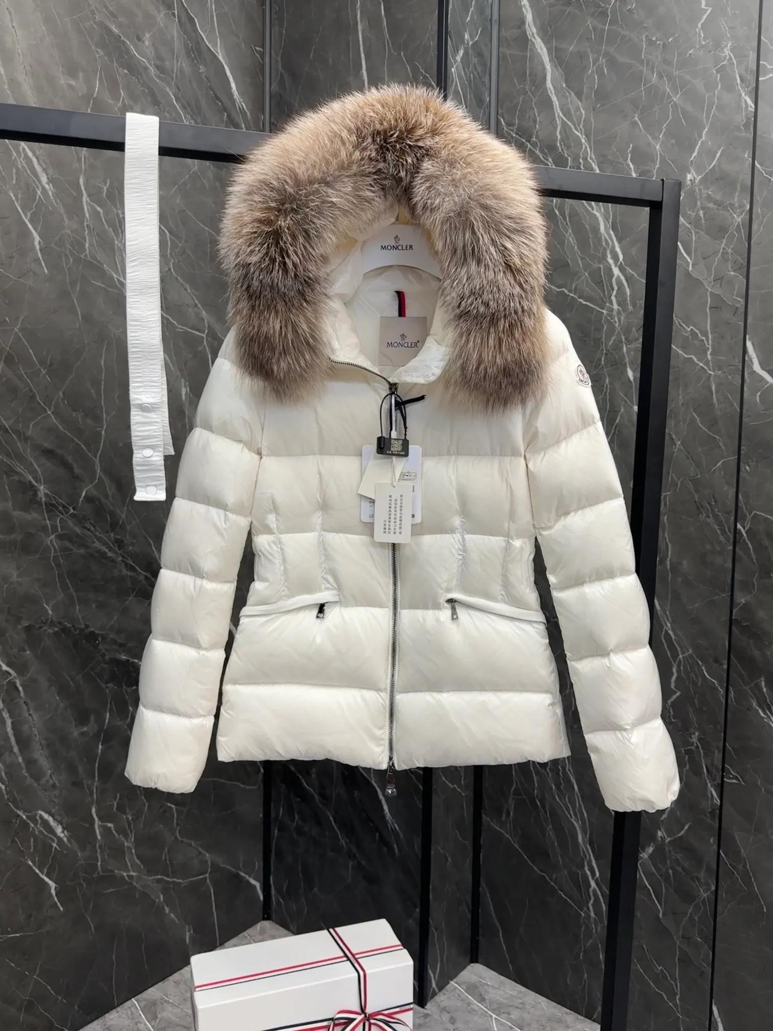 MONCLER Boed Boed longue saison ， ， 。 (! ， ) Boed ， ， 。 longue saison ， 。 · longue saison .Longue saison · · · · ， ·